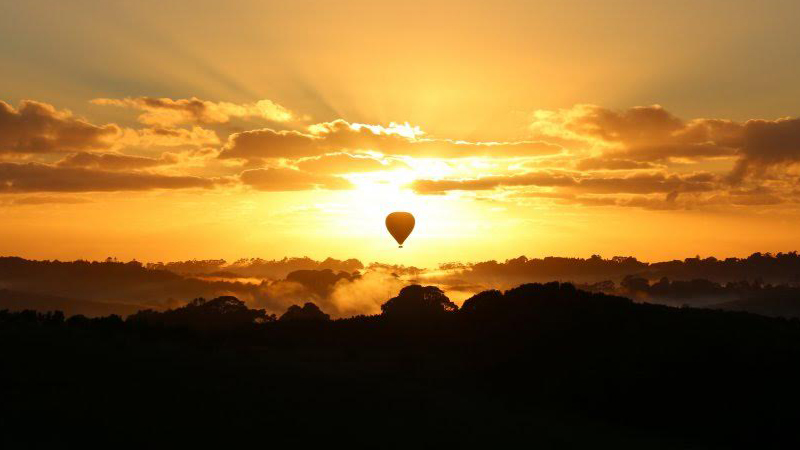 Experience the magic and wonder of a hot air baloon flight over the magnificent Byron Bay landscape!